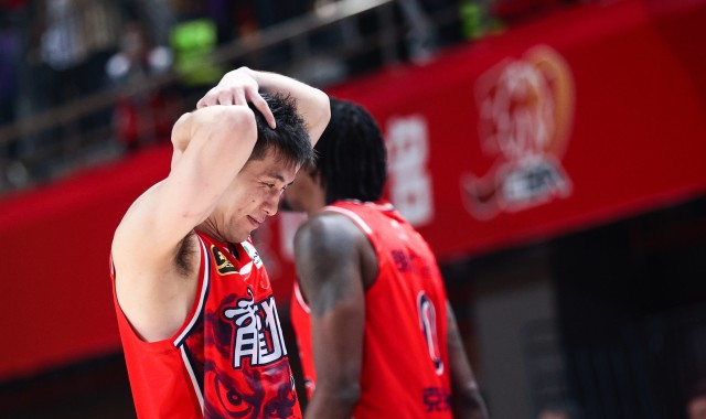 爱游戏官网-早日康复！郭艾伦重伤退场 15分钟7中3拿到7分2助